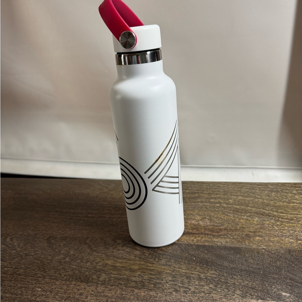 Hydro Flask White and Red Water Bottle Dining Essential